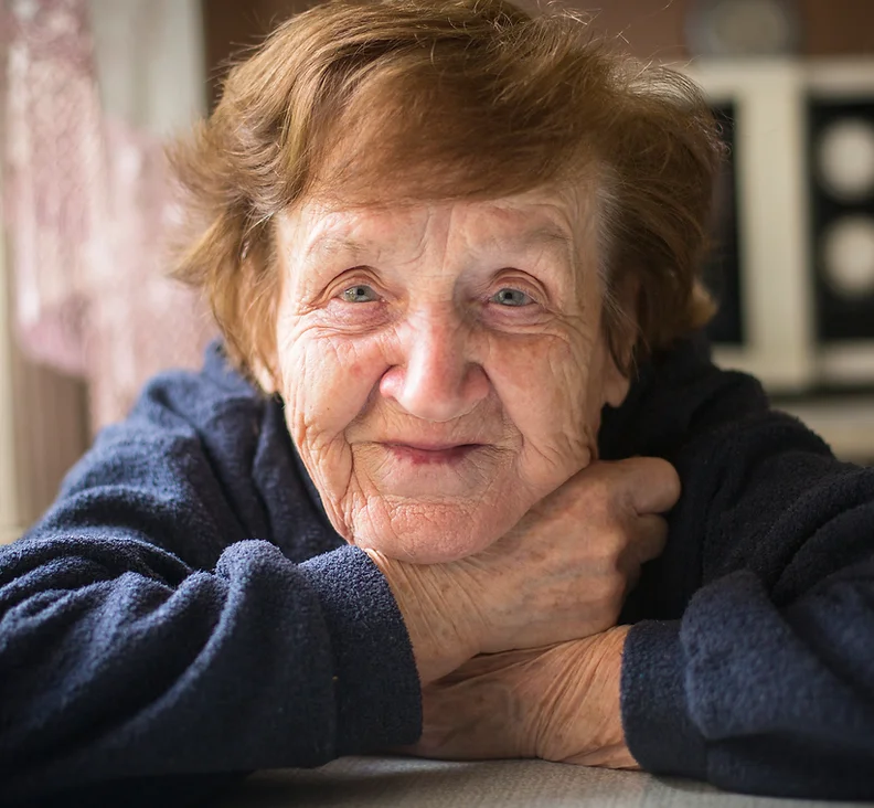 Photographie d'une personne âgée souriante